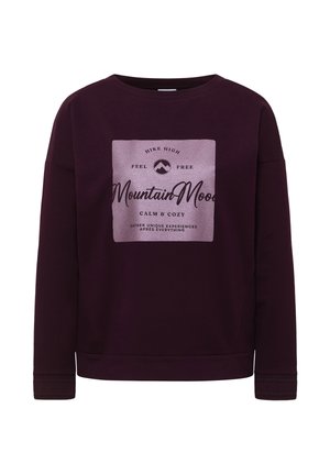 Paarse sweater met een zachte textuur. Bevat een centraal vierkant grafisch ontwerp in het roze met zwarte tekst en een bergenlogo. Geribbelde manchetten en zoom.