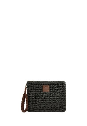 Clutch nero intrecciato con cinturino intrecciato per polso e patch logo in pelle marrone sul davanti.