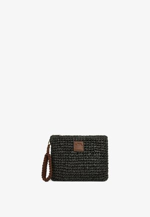 Clutch nero intrecciato con cinturino intrecciato per polso e patch logo in pelle marrone sul davanti.