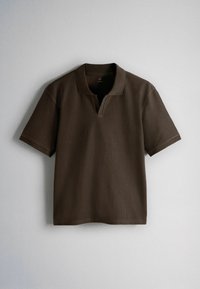 Rövid ujjú, sötétbarna bordázott galléros póló, hajtott gallérral és nyitott gombsorral, világosszürke háttér előtt terítve.