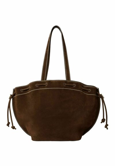 Borsa a spalla in suede marrone con due manici lunghi, chiusura arricciata e dettagli in cucitura bianca lungo il bordo superiore e le cravatte laterali.