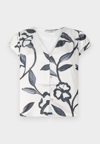 Blusa a maniche corte con scollo a V realizzata in tessuto morbido, caratterizzata da un motivo floreale nero su sfondo bianco, con chiusure a bottoni sul fronte.