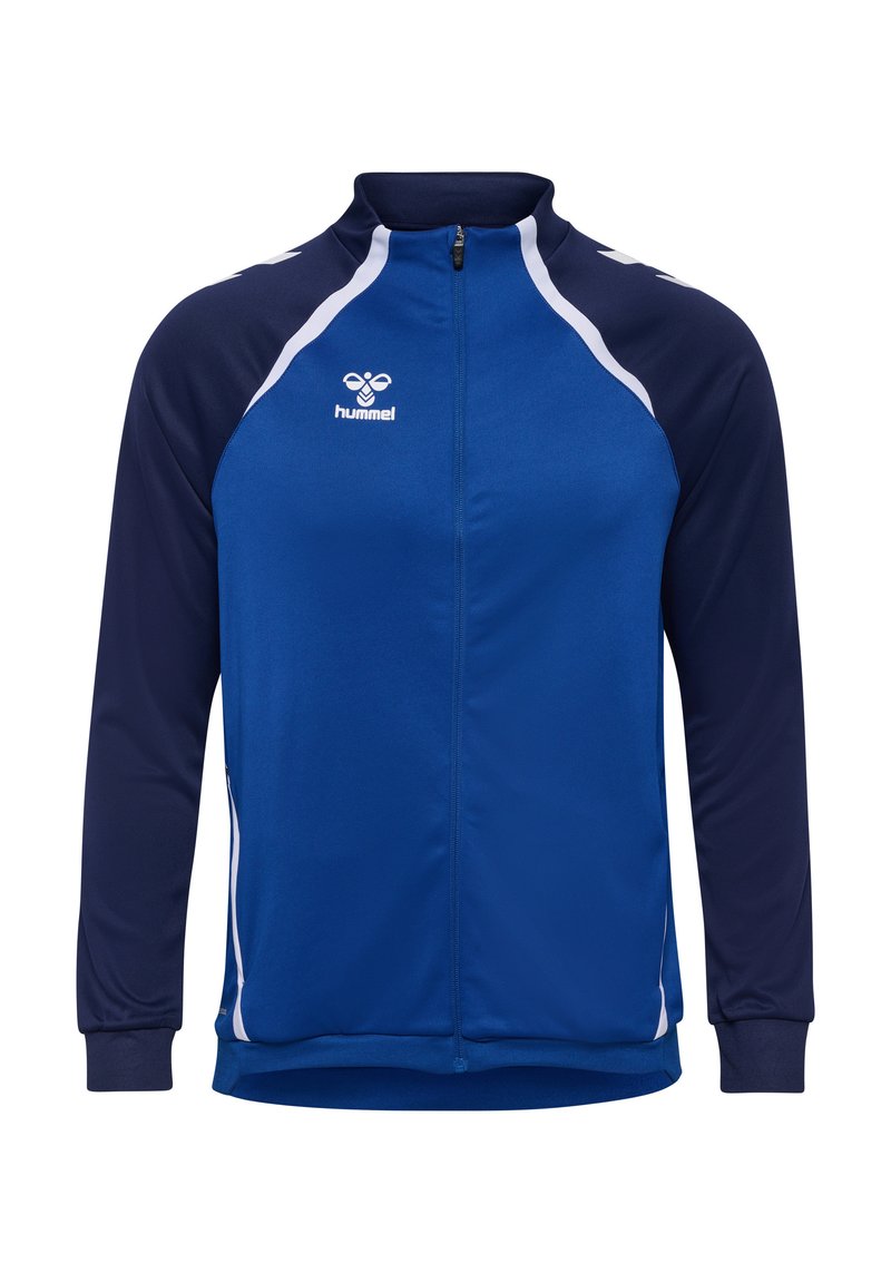 Veste de survêtement bleue et marine avec un col haut, des manches longues, une fermeture à zip et des accents blancs. Logo sur la poitrine. Texture lisse.