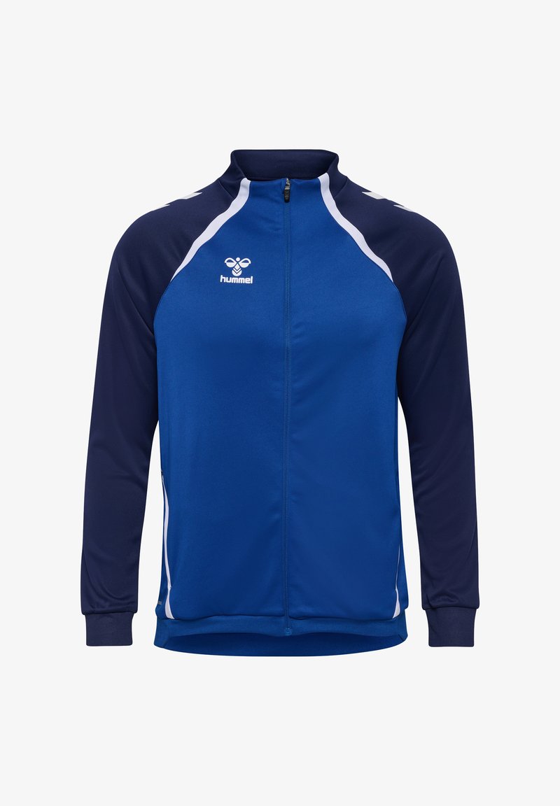 Veste de survêtement bleue et marine avec un col haut, des manches longues, une fermeture à zip et des accents blancs. Logo sur la poitrine. Texture lisse.