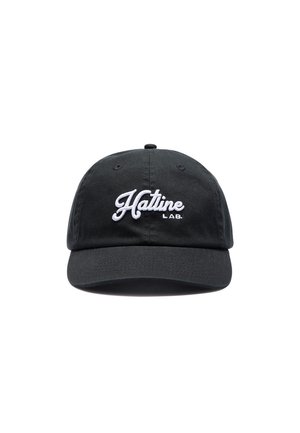 Gorra de béisbol negra con las letras «Hatline L.A.B.» bordadas en blanco en la parte delantera.