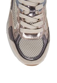 Kameralni prikaz bež i metalik tenisice s mrežastom tkaninom, svilenim detaljima, podstavljenim ovratnikom i bež vezicama koje su zavezane standardnim križnim uzorkom.