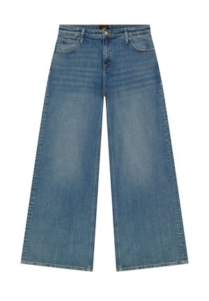 Jean denim bleu à jambes larges avec poches avant, fermeture éclair, bouton, et étiquette de la marque Lee sur la ceinture.