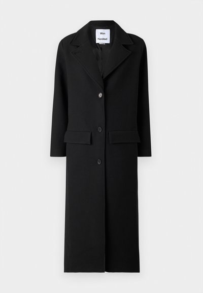 Cappotto di lana nero con maniche lunghe, colletto a punta e chiusura frontale a tre bottoni. Presenta due tasche frontali e una silhouette dritta.