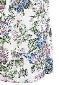 Gėlių suknelė, turinti baltą foną, papuoštą mėlynomis, rožinėmis ir violetinėmis hortenzijomis, su žalios spalvos lapais ir ypatingais detalėmis.