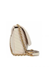 Béžová prošívaná kožená kabelka přes rameno se zlatým řetízkovým popruhem a koženou podložkou na rameno, zobrazená vztyčená na bílém pozadí.