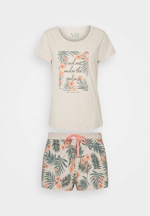 Kurze Damen-Pyjama-Set in hellem Beige, mit floralem Grafikdesign und grünem Palmblattmuster, ergänzt durch pinkfarbene Akzente an den Schnürbändern der Shorts.