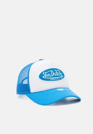 Zila un balta trucker cepure ar apaļu galiņu, sieta aizmuguri un centrāli izvietotu izšūtu logo, kas ietver "Von Dutch Originals."