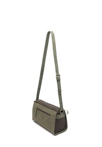 Borsa a tracolla verde in camoscio con fondo marrone scuro, scomparto principale con zip e tracolla regolabile. Presenta una tasca frontale con zip.
