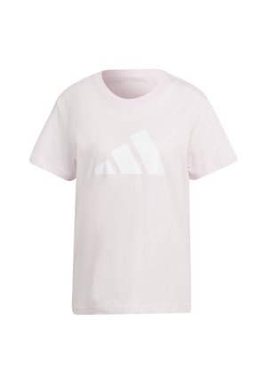 Lichtroze katoenen t-shirt met een groot wit Adidas-logo in de vorm van drie diagonale strepen aan de voorkant. Ronde halslijn, korte mouwen.