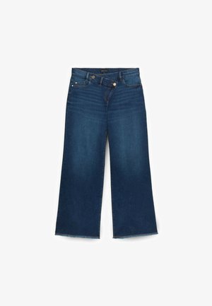 Jeans a gamba larga di un blu scuro realizzati in denim, con vita alta, cinque tasche e orlo grezzo. Chiusura con bottone e zip anteriore.