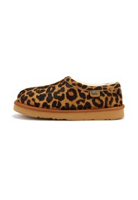 Pantofole con stampa a leopardo, foderate in morbido pellicciotto, suola in gomma color nocciola e decorazioni cucite lungo i bordi per un tocco di texture e design in più.