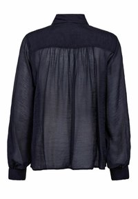 Kerge tumesinine pluus pikkade varrukatega, kogutud seljaosa ja nööpidega mansetid.