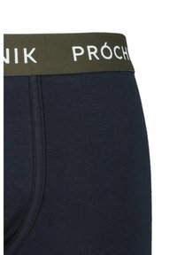 Granatowe slipki typu bokserki z zielonym paskiem w talii, na którym znajduje się biały napis "PRÓCHNIK". Wykonane z gładkiego, elastycznego materiału z widocznymi detalami szwów.