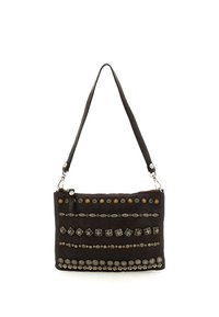 Borsa di pelle marrone con forma rettangolare, caratterizzata da decorazioni metalliche e motivi decorativi su tutta la superficie. Tracolla regolabile inclusa.