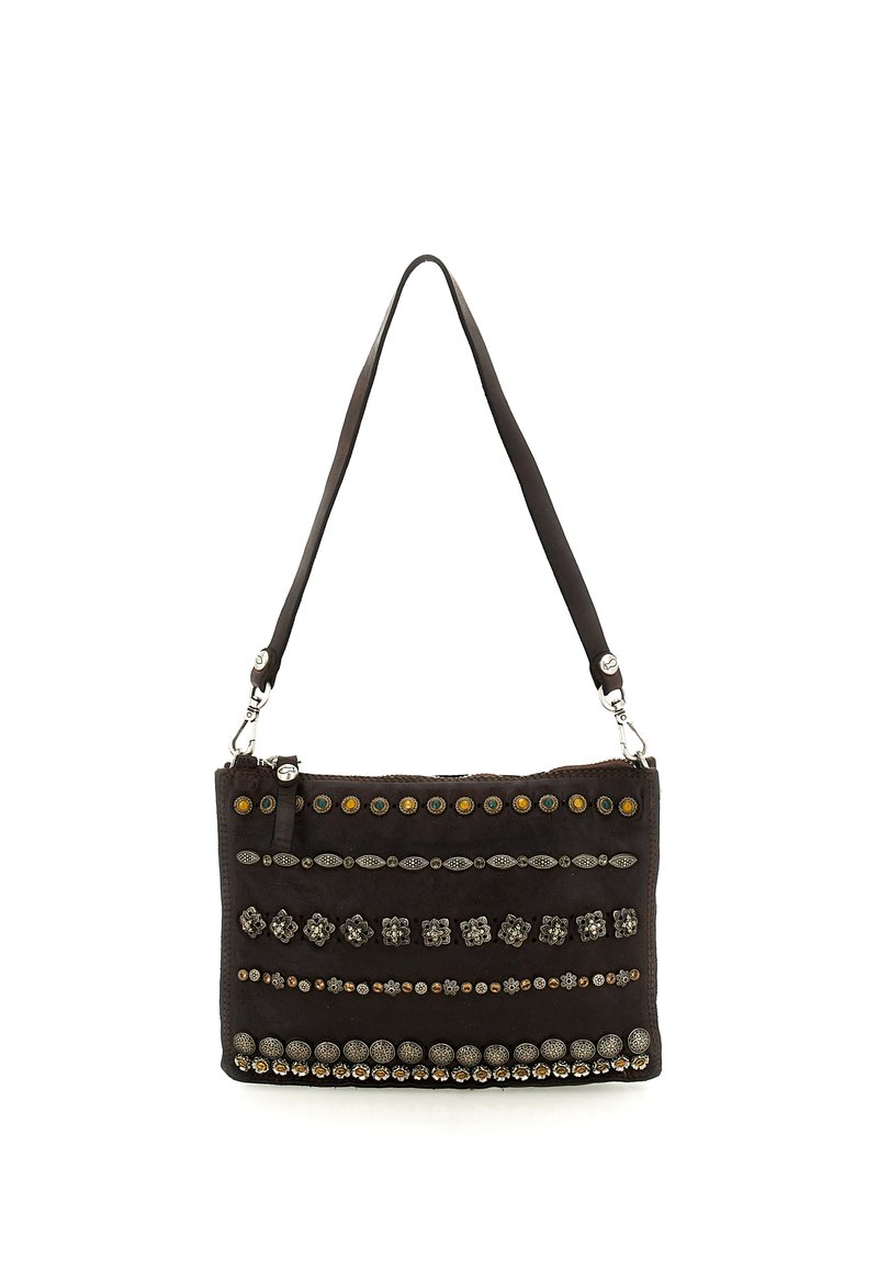 Borsa di pelle marrone con forma rettangolare, caratterizzata da decorazioni metalliche e motivi decorativi su tutta la superficie. Tracolla regolabile inclusa.