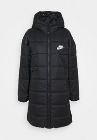 Abrigo de plumas negro con capucha, cuenta con un cierre frontal, costuras horizontales y un logo blanco de Nike en el pecho.