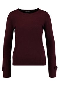 Burgundský svetr z pleteného materiálu, má kulatý výstřih, dlouhé rukávy a dekorativní uzlové detaily na manžetách.