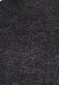 Donkergrijze gebreide trui met een hoge geribbelde kraag. Gladde textuur met subtiele variaties in kleur en patroon door de stof heen.