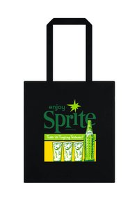 Czarna torba na ramię z zielonym logo "Sprite", żółtym tłem oraz graficznymi ilustracjami szklanek i butelki.