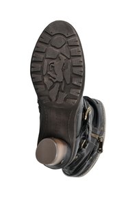 Schwarze Lederankelstiefel mit einer gemusterten Gummisohle, seitlichem Reißverschluss, dekorativem Schnallenverschluss und einem Blockabsatz.