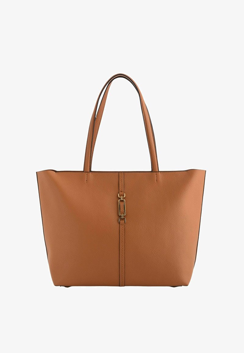 Brun læder tote bag med en struktureret finish, dobbelt hanke og en guldfarvet låsdetalje i midten. Rektangulær form, åben top.