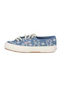 Sneaker in tela blu con ricami floreali bianchi, punta rotonda, suola in gomma beige e lacci bianchi. Caratterizzato da una patch con logo sul lato.