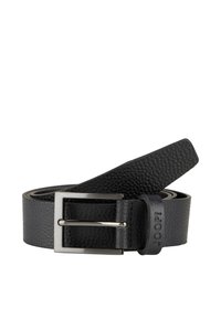 Zwarte leren riem met een gestructureerd oppervlak, voorzien van een zilveren metalen gesp en een logo dat aan de zijkant van de riem is gestempeld.