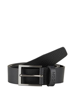Ceinture en cuir noir avec une surface texturée, dotée d'une boucle en métal argenté et d'un logo estampé sur l'un des côtés de la sangle.