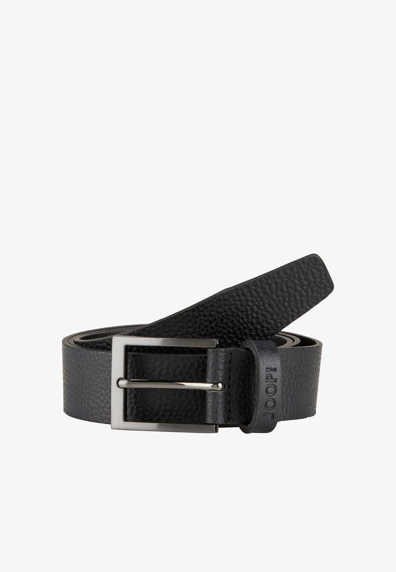 Zwarte leren riem met een gestructureerd oppervlak, voorzien van een zilveren metalen gesp en een logo dat aan de zijkant van de riem is gestempeld.