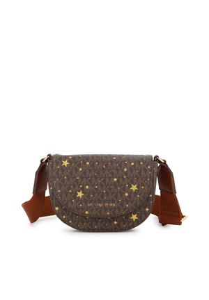 Sac bandoulière marron Michael Kors avec motif d'étoiles dorées et large bandoulière marron réglable sur fond blanc.