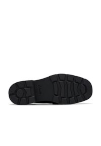 Schwarze Gummisohle mit einem strukturierten Profilmuster und mehreren Rillen und Formen. "Clarks"-Branding ist an der Seite geprägt.