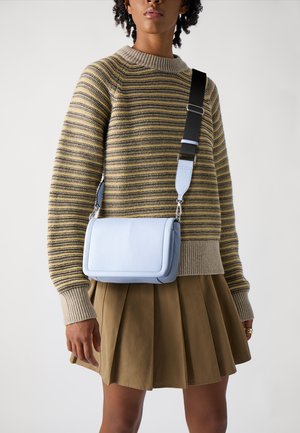 Borsa a tracolla in pelle di colore azzurro chiaro con design strutturato e bordi arrotondati, dotata di una tracolla nera rimovibile e superficie texture.