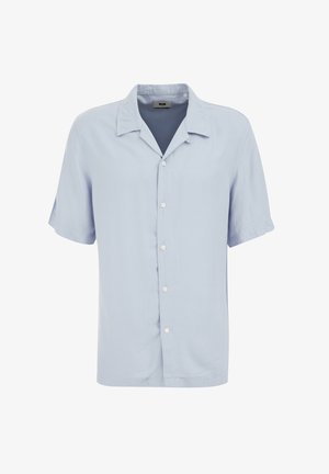 Világoskék, rövid ujjú ing, gombos elülső résszel, puha textúrával és klasszikus gallér kialakítással. Öt fehér gomb található rajta.