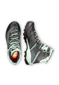 Scarpe da trekking nere e menta con superiore in tessuto testurizzato, punta rinforzata e suola in gomma caratterizzata da tacchetti profondi per una migliore trazione.