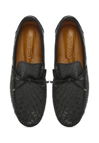 Schwarze Lederloafer mit einem Krokodilmuster, runder Zehenform, Lederfutter und einem geknoteten Schnürdetail über dem Spann.