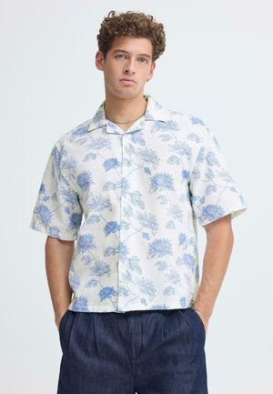 Kortærmet skjorte lavet af let stof med en hvid baggrund og blå blomsterprint samt en afslappet pasform.