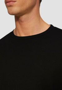 Zwarte crew-neck t-shirt gemaakt van zachte, gladde katoen. Eenvoudig ontwerp zonder zichtbare patronen of hardware, met een klassieke pasvorm.