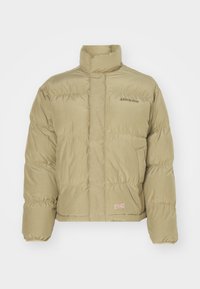 Khaki péřová bunda s vysokým límcem, elastickými manžetami a vodorovným prošíváním. Na přední straně má logo "Dickies".