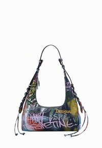 Sac hobo multicolore en cuir texturé. Présente des motifs de style graffiti, une fermeture éclair et des lacets réglables sur les côtés.