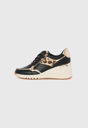 Sneakers cu talpă wedge, negre și aurii, cu un panou lateral cu imprimeu leopard, caracterizându-se prin închidere cu șnur în față, fermoar și o finisare texturată. Talpă din cauciuc.