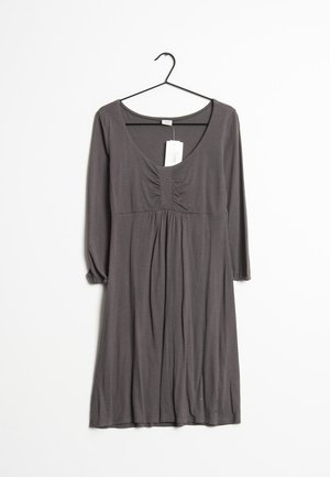 Vestido gris oscuro hasta la rodilla con mangas largas y detalle fruncido en el pecho, colgado en una percha negra con una etiqueta de precio blanca.