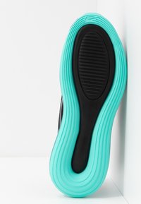 Podešev boty s černým dnem a vlnitým, světle tyrkysovým vnějším okrajem s žebrováním pro lepší trakci. Hladký povrch s oblým tvarem.