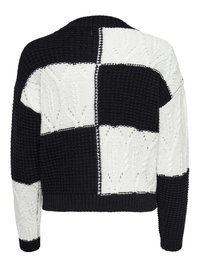 Sweter dzianinowy z czarno-białym wzorem patchworkowym. Posiada teksturę warkoczy, ściągacze przy mankietach oraz okrągły dekolt. Pokazany widok z tyłu.