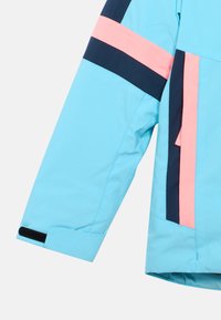 Helleblaue Jackenärmel mit navy- und rosafarbenen Streifen, aus glattem Material mit Klettverschluss am Bündchen und Seitentasche.