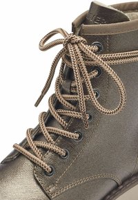 Bota de caña alta metálica marrón con texturizado de piel sintética, ojales reforzados y cordones trenzados. Presenta una suela clara en contraste.
